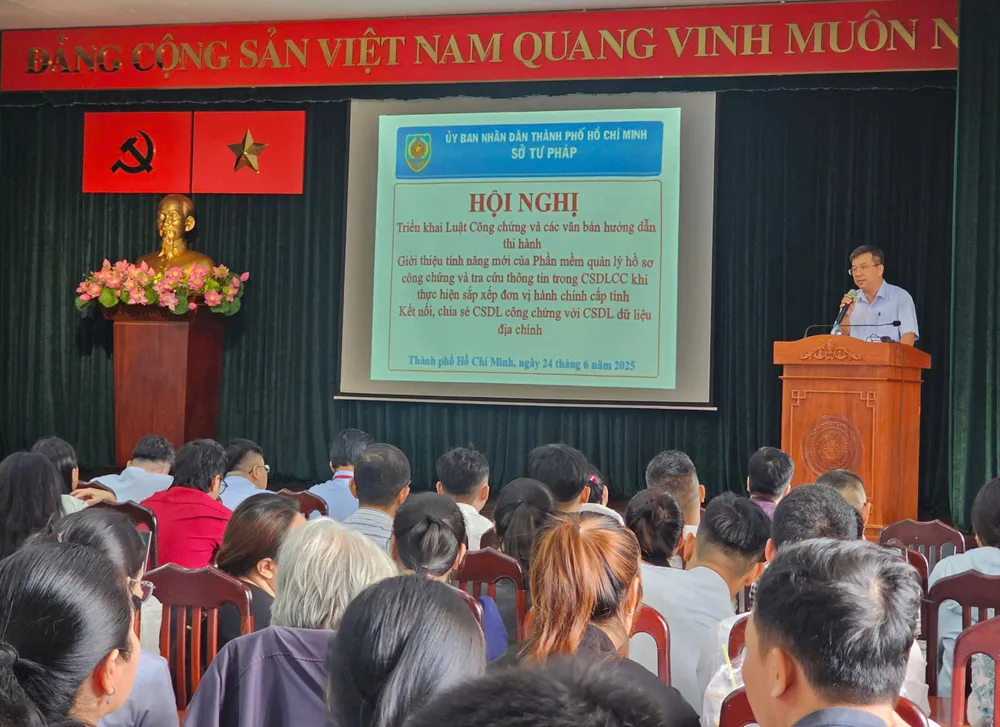 Der stellvertretende Direktor des Justizministeriums von Ho-Chi-Minh-Stadt, Phan Thanh Tung, spricht auf der Konferenz z6736919669295_30d81c046507fdf29df3e24d04679d11.jpg