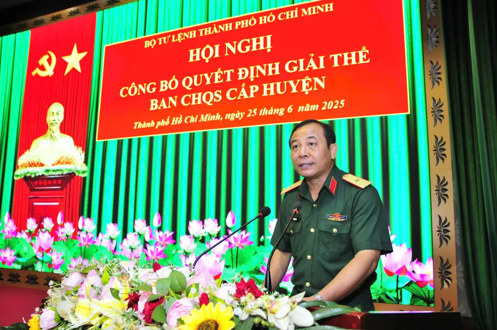 Thiếu tướng Vũ Văn Điền, Tư lệnh Bộ tư lệnh TPHCM chủ trì hội nghị. Ảnh: HỮU TÂN z6740325097051_130261fc4aa820d256540e089b4ec26a.jpg