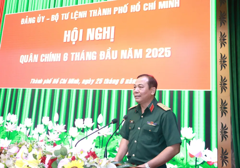 Thiếu tướng Vũ Văn Điền, Tư lệnh Bộ Tư lệnh TPHCM phát biểu chỉ đạo. Ảnh: HẰNG NY z6741258055864_f37db9c1c597fa263c242313087aafc4.jpg