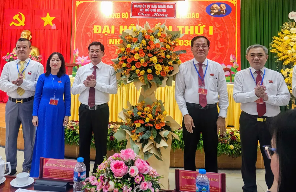Đồng chí Dương Ngọc Hải tặng hoa chúc mừng đại hội z6744312059209_d4916b03648a3f5fc13cffb9e76a8fa2.jpg