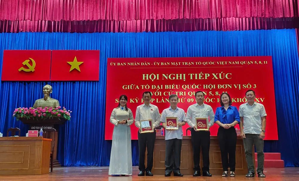Quận 11 trao quà tri ân Tổ ĐBQH tại hội nghị z6753458459179_e7ca98a327296add0ae1e19652128ba7.jpg