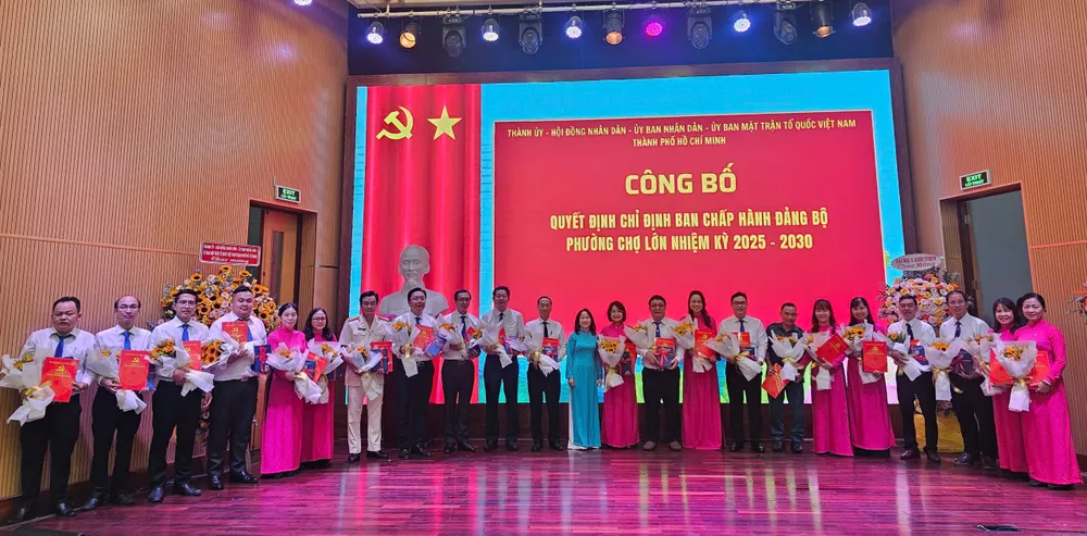 Đồng chí Đặng Thị Tuyết Mai trao các quyết định tại lễ công bố z6756242986236_eede171fc295b420e17123119642655f.jpg