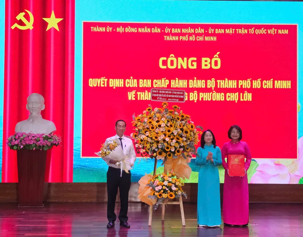 Đồng chí Đặng Thị Tuyết Mai trao quyết định và tặng hoa chúc mừng thành lập Đảng bộ phường Chợ Lớn z6756243212315_3d0220654ba058e5f4f6fed9bbe099c8.jpg