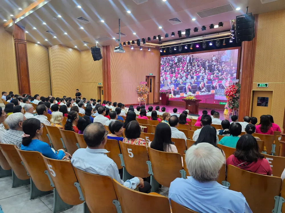 Đại biểu phường Chợ Lớn theo dõi lễ công bố tại điểm cầu trực tuyến z6756251069485_c302e0ec20facdc3206d88a1d36494cc.jpg