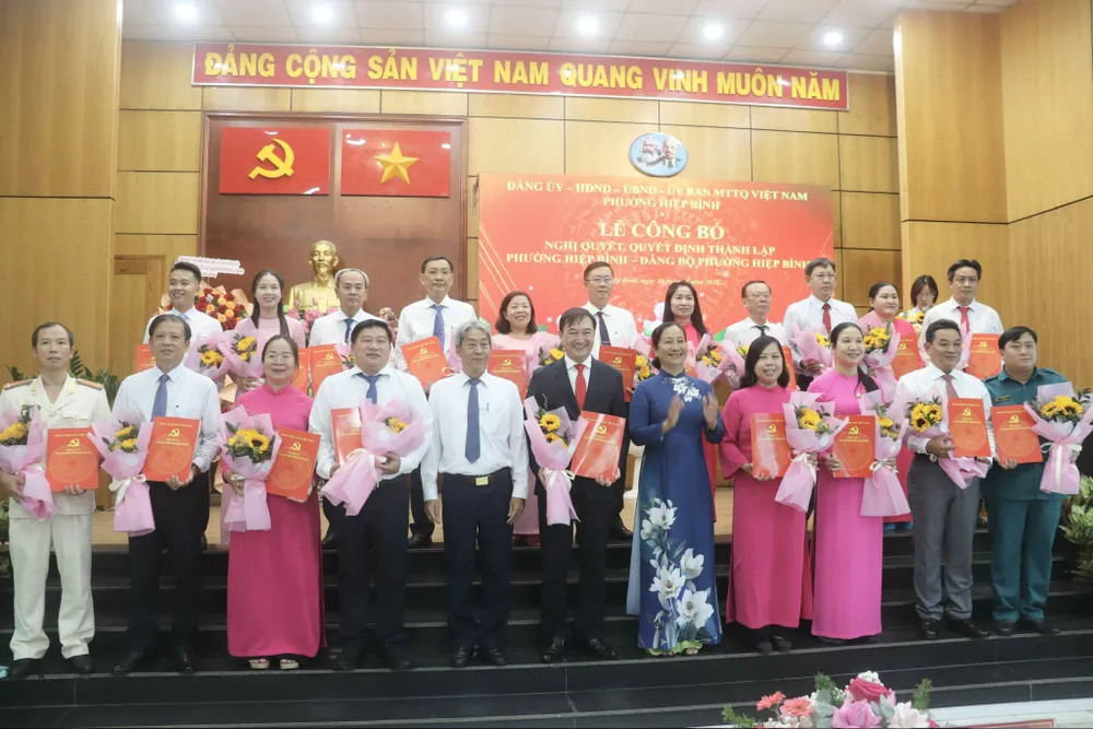Ra mắt Ban Chấp hành Đảng bộ phường Hiệp Bình z6756602649776_b0d65b9cf85bb0a65e61b64a53fa7c06.jpg