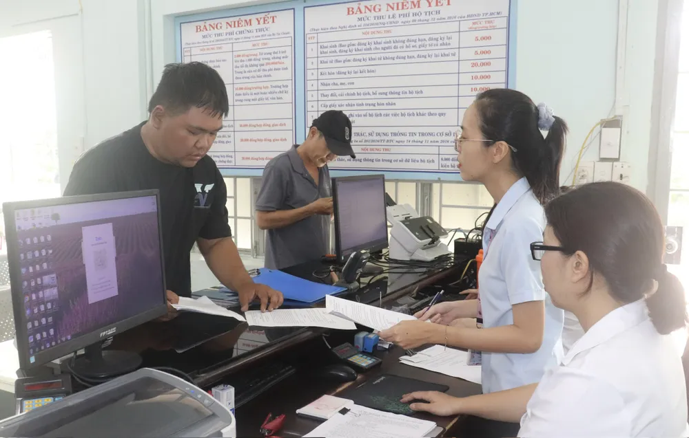 Cán bộ hướng dẫn người dân làm thủ tục tại Trung tâm hành chính công phường Hiệp Bình z6756614828465_f39003c412039ffd142709244e928048.jpg