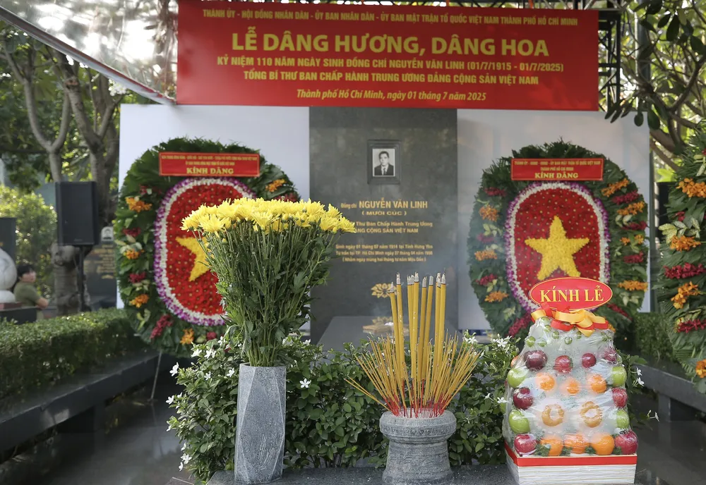 Cố Tổng Bí thư Nguyễn Văn Linh an nghỉ tại Nghĩa trang TPHCM. Ảnh: DŨNG PHƯƠNG z6759079880105_b9f62c69a140caeaa828818deda00294.jpg