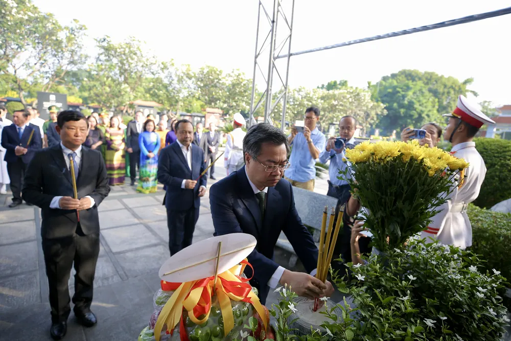 Đồng chí Nguyễn Thanh Nghị dâng hương tưởng niệm cố Tổng Bí thư Nguyễn Văn Linh. Ảnh: DŨNG PHƯƠNG z6759080126962_462f589ae8d21cc445c66367e58b89d2 (1).jpg