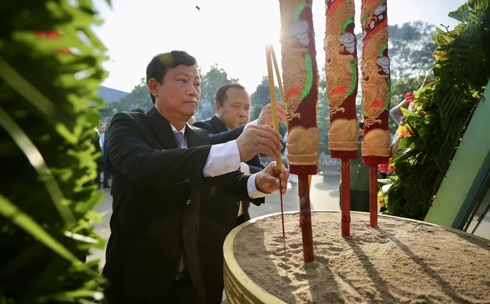Đồng chí Vũ Hải Quân và đồng chí Võ Văn Minh dâng hương tưởng niệm. Ảnh: DŨNG PHƯƠNG z6759080846269_6fd57e0c7d744b722affea560343e3be.jpg
