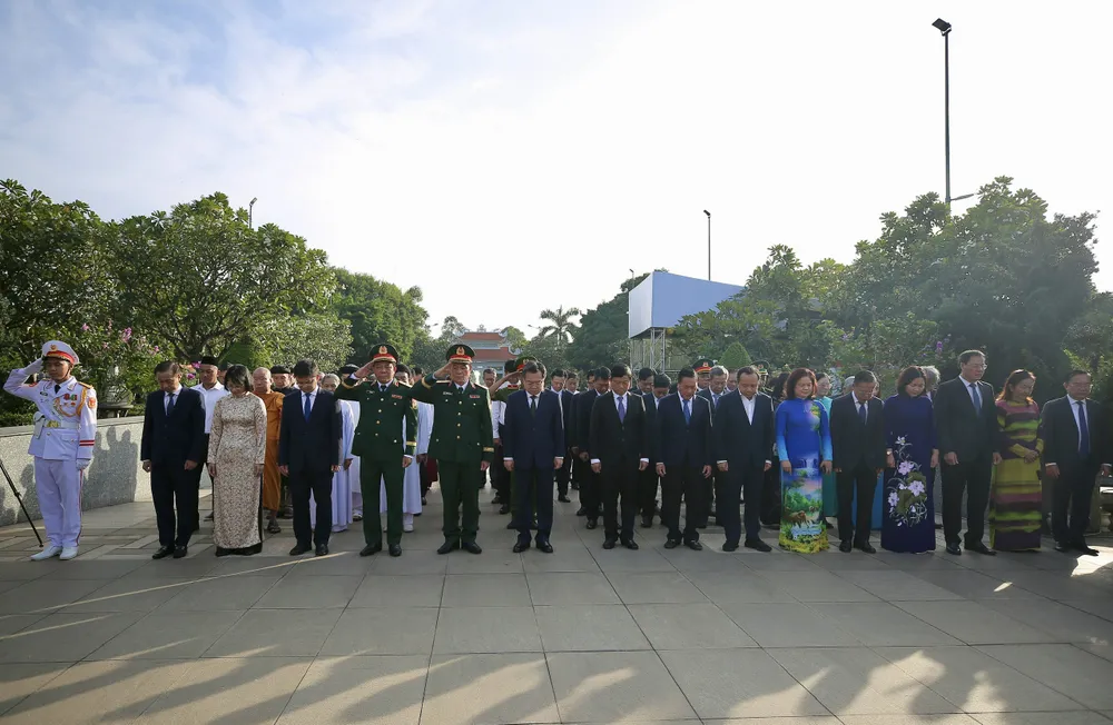 Đại biểu dâng hoa, dâng hương tưởng niệm tại Nghĩa trang TPHCM. Ảnh: DŨNG PHƯƠNG z6759080864516_252df5b8de1b34de2425c09b36ff9df4.jpg