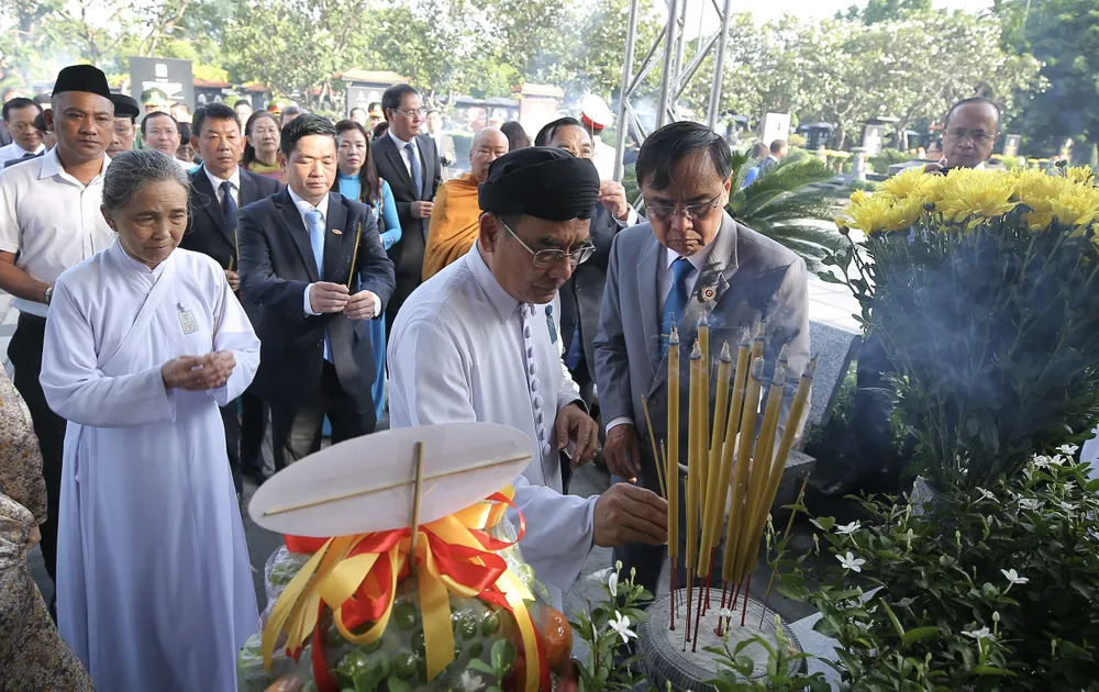 Đoàn đại biểu dâng hương tưởng niệm cố Tổng Bí thư Nguyễn Văn Linh. Ảnh: DŨNG PHƯƠNG z6759080963326_611780747725ff753382b53e234ccee2 (1).jpg