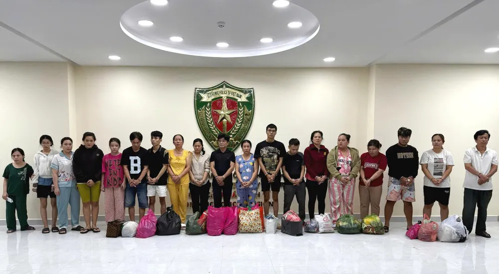 Khởi tố bị can, bắt tạm giam 19 đối tượng để điều tra về tội “Sản xuất, buôn bán hàng giả là thuốc chữa bệnh, thuốc phòng bệnh”. Ảnh: CA z6760078750988_c184cf264495ddc9edb9b6f1f8be0ccb.jpg