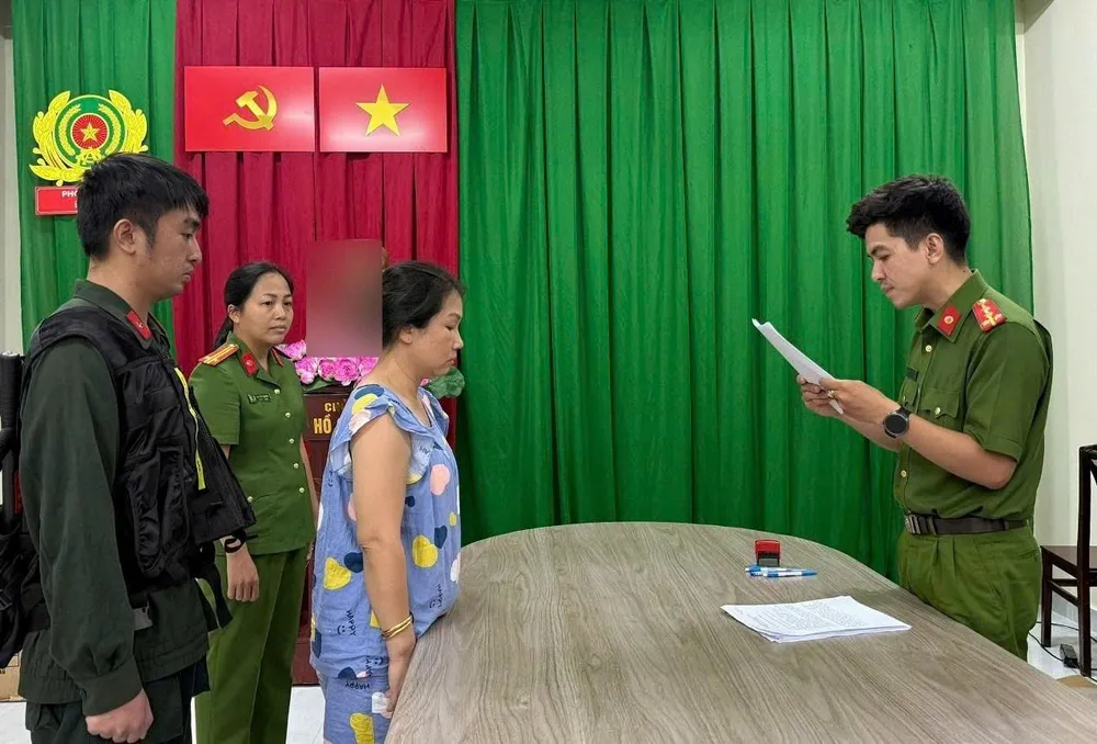 Tống đạt các thủ tục tố tụng đối với vợ chồng Võ Thành Tâm, Ngô Ánh Hồng. Ảnh: CA z6760078752181_814ffe66dd8b2dabdbdd321b3bc13017.jpg
