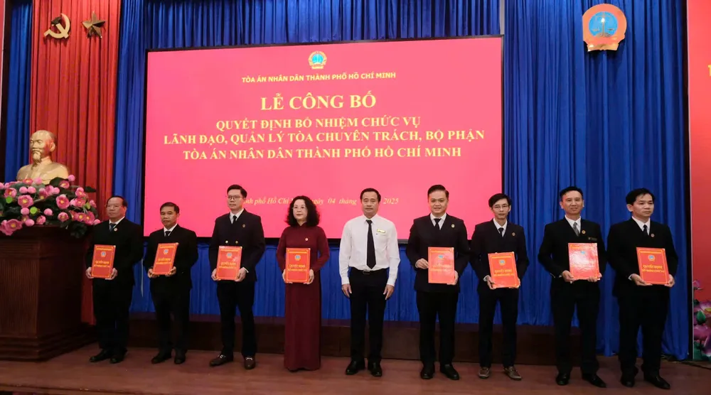 Chánh án TAND TPHCM Lê Thanh Phong trao quyết định điều động, bổ nhiệm tại buổi lễ z6770999979284_6c3d8ee54298cab941888553d65401a5.jpg