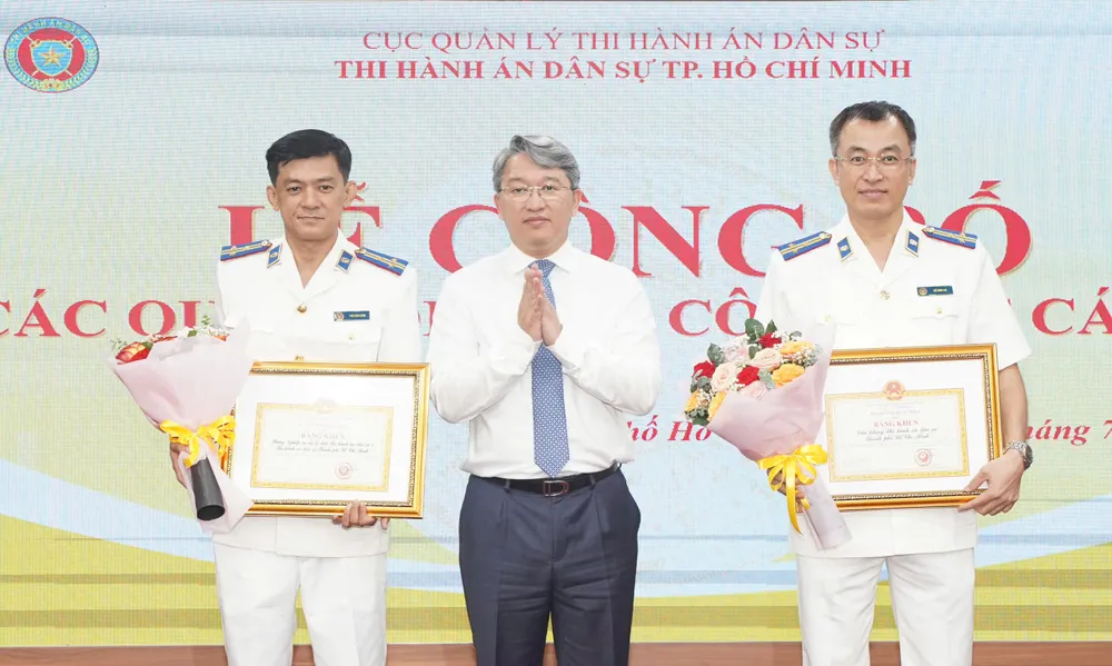 Bộ trưởng Bộ Tư pháp Nguyễn Hải Ninh trao bằng khen tại buổi lễ z6773463229233_46a88c890f0c15aaa7cb938591b664a4.jpg