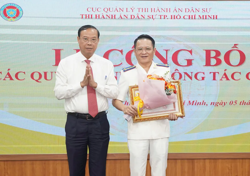 Phó Chủ tịch Thường trực UBND TPHCM Nguyễn Văn Thọ trao bằng khen của UBND TPHCM z6773463236049_8d4621edca99ddfa7e233c163c7c9ff3.jpg