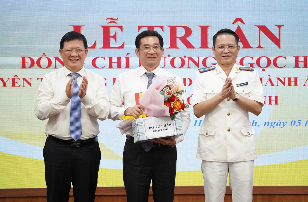 Tri ân đồng chí Dương Ngọc Hải (ở giữa) vì những đóng góp trong quá trình công tác z6773463257607_09a2622dac02b258c882aa3f4e2a144f.jpg