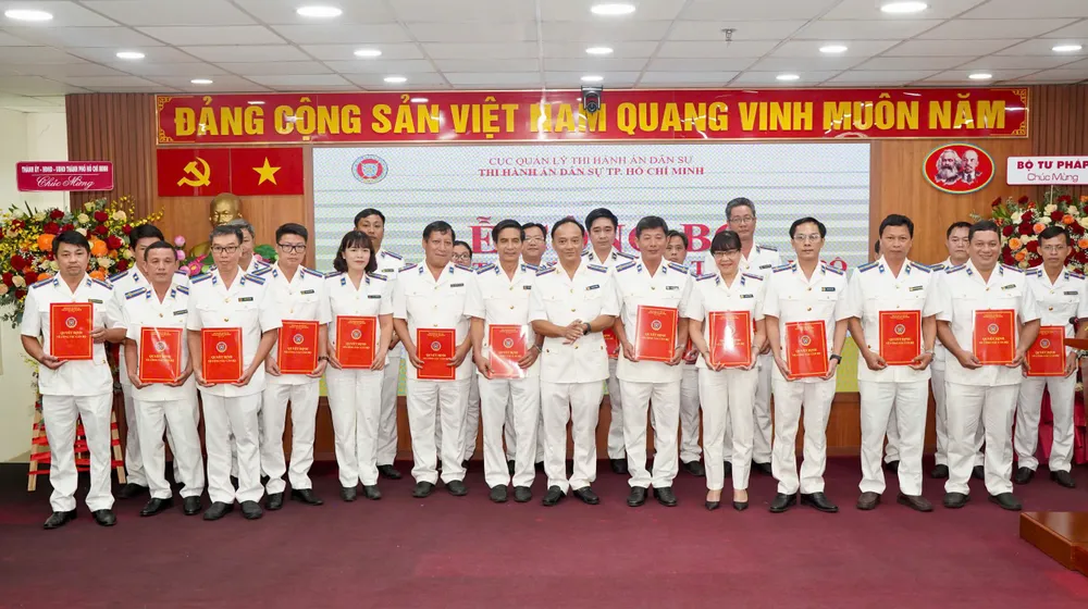 Các ông, bà nhận quyết định bổ nhiệm tại buổi lễ z6773466383931_dd8ef68376178a5289a7dc26335368b5.jpg