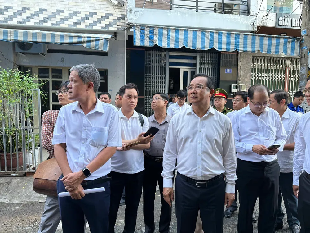 Chủ tịch UBND TPHCM Nguyễn Văn Được cùng các lãnh đạo sở, ngành TP.HCM có mặt tại hiện trường. Ảnh: CTV z6778718138649_4e9053bbabe1daeae2362c6d9cd3b3b5.jpg