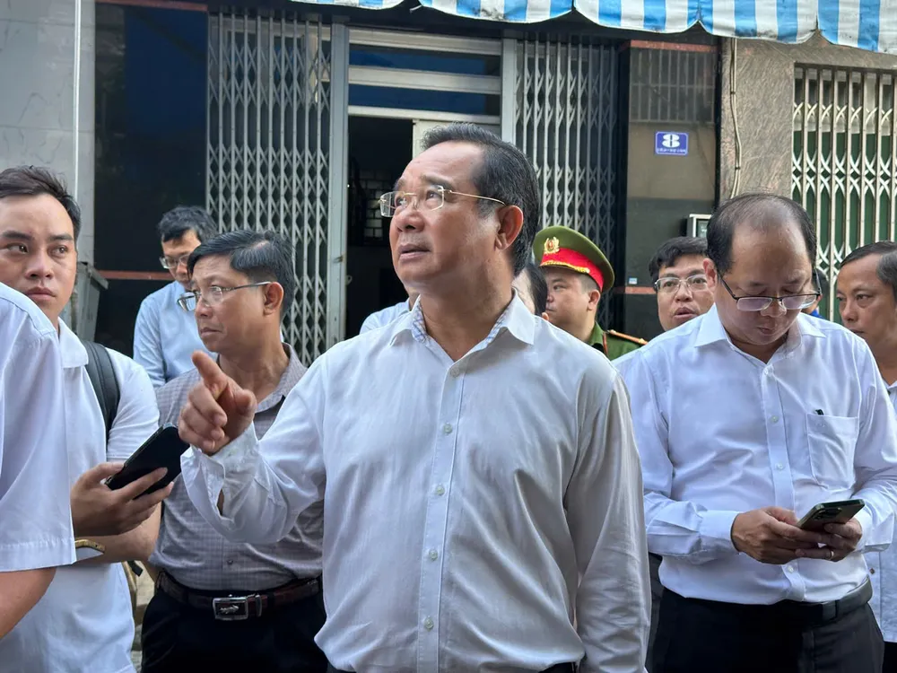 Chủ tịch UBND TPHCM Nguyễn Văn Được trực tiếp đến hiện trường vụ cháy tại cư xá Độc Lập. Ảnh: CTV z6778718145757_57245cc494c738a22e7c990f628aa02f.jpg