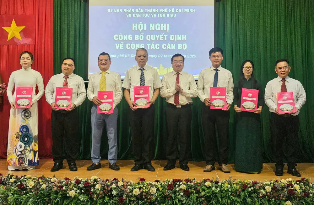 Giám đốc Sở Dân Tộc và Tôn giáo TPHCM Nguyễn Văn Đồng trao quyết định bổ nhiệm trưởng phòng z6779758964270_0c2a79aa7edd260f78f20a6cbf2222a0.jpg