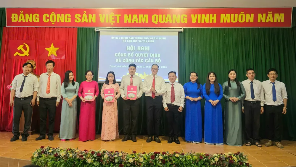 Các phó phòng nhận quyết định bổ nhiệm z6779758975594_901ae0ad59526b329a126ed6932554c3.jpg