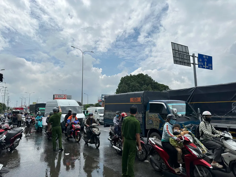 Lực lượng chức năng điều tiết, phân luồng giao thông. Ảnh: AX z6783078712397_fa38aa1cd82571a6dbed32a92ed790f9.jpg