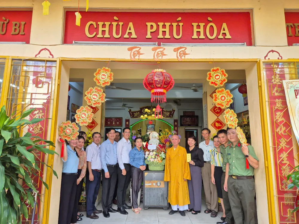 Lãnh đạo phường Tân Hòa thăm chùa Phú Hòa z6791547046325_056ba7164279157398f7f86c59942630.jpg