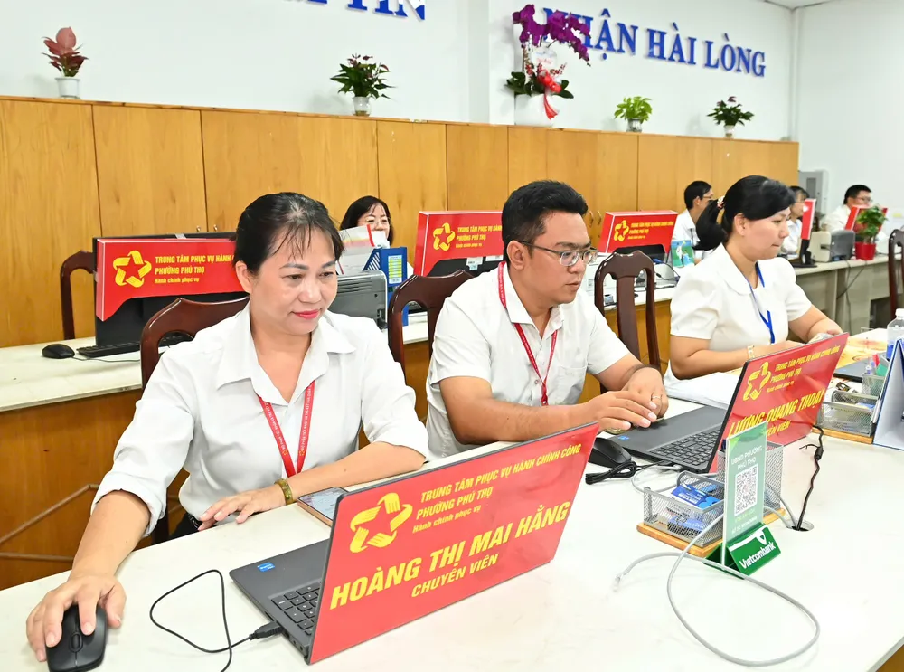 Cán bộ, công chức tại Trung tâm phục vụ hành chính công phường Phú Thọ. Ảnh: VIỆT DŨNG IMG_20250711_112559.jpg
