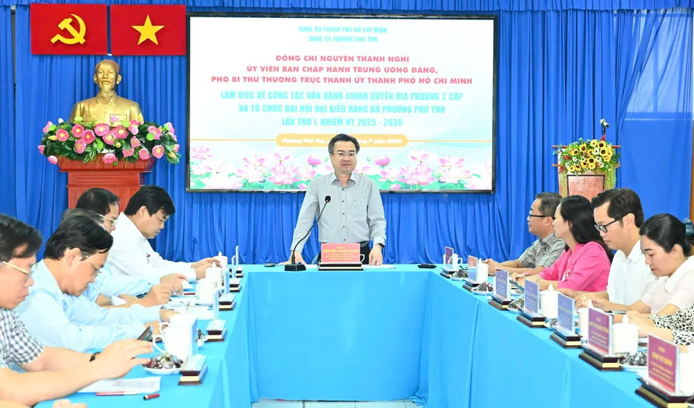 Đoàn công tác làm việc tại phường Phú Thọ. Ảnh: VIỆT DŨNG IMG_20250711_112616.jpg