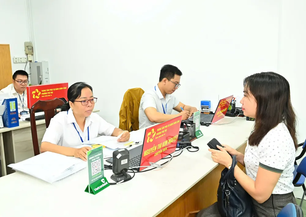 Người dân đến làm hồ sơ, thủ tục hành chính tại Trung tâm phục vụ Hành chính công phường Phú Thọ. Ảnh: VIỆT DŨNG z6792769245185_b18b07a534c65f470521743d79a928d0.jpg