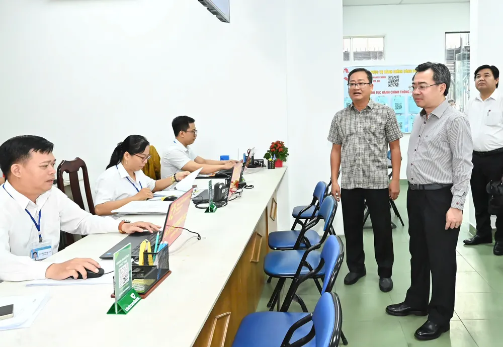Đồng chí Nguyễn Thanh Nghị khảo sát tại Trung tâm phục vụ Hành chính công phường Phú Thọ. Ảnh: VIỆT DŨNG z6792769249104_f3f132011daa05cbe48e937dce819aaa.jpg