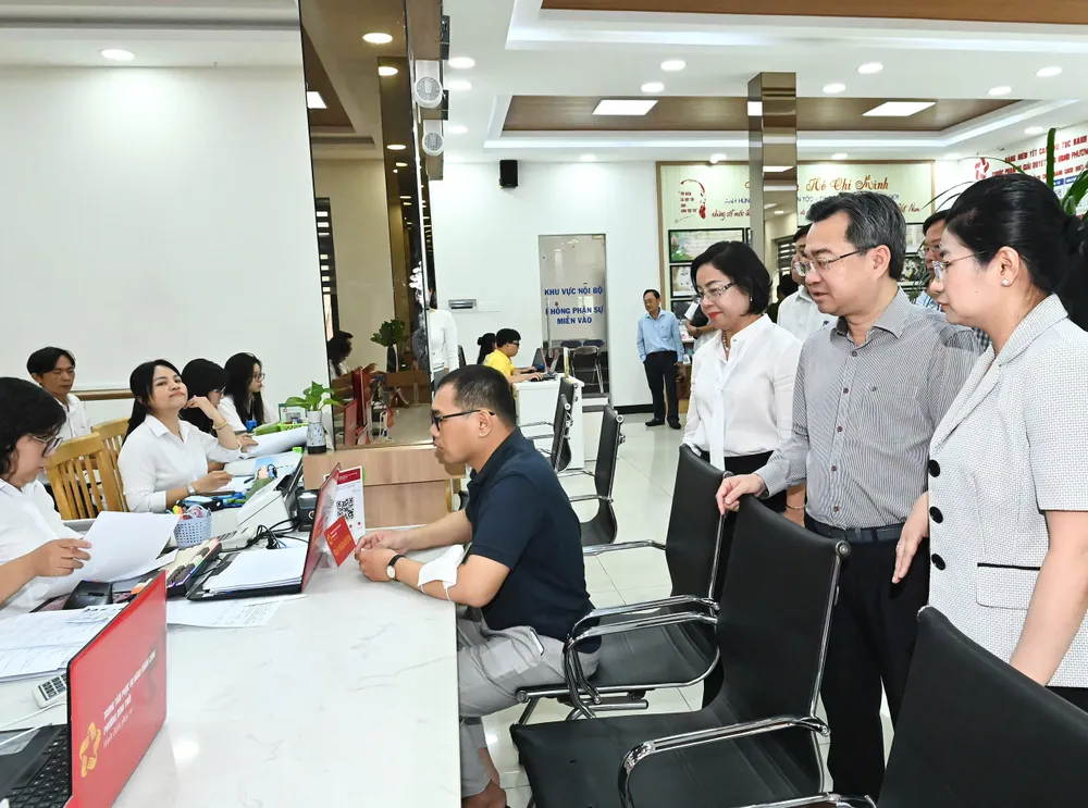 Đồng chí Nguyễn Thanh Nghị khảo sát tại Trung tâm phục vụ Hành chính công phường Bình Thới. Ảnh: VIỆT DŨNG z6793444484673_667ce395ec1c09f0ab506ecddd7ff6cc.jpg