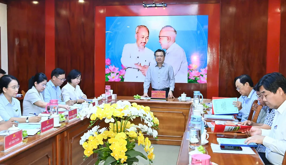Đoàn công tác làm việc tại phường Bình Thới. Ảnh: VIỆT DŨNG z6793444533585_c1568de3ccde85bf4763cd8aa8287167.jpg