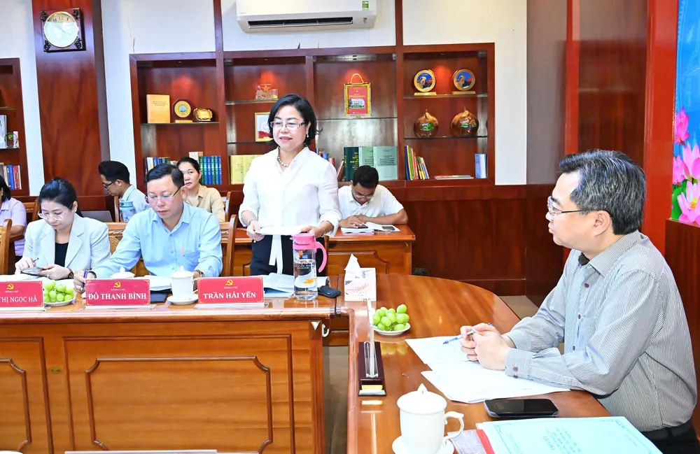 Bí thư Đảng ủy phường Bình Thới Trần Hải Yến báo cáo với đoàn công tác z6793444572406_1e360855d5cec8bf0097d5aa39714764.jpg