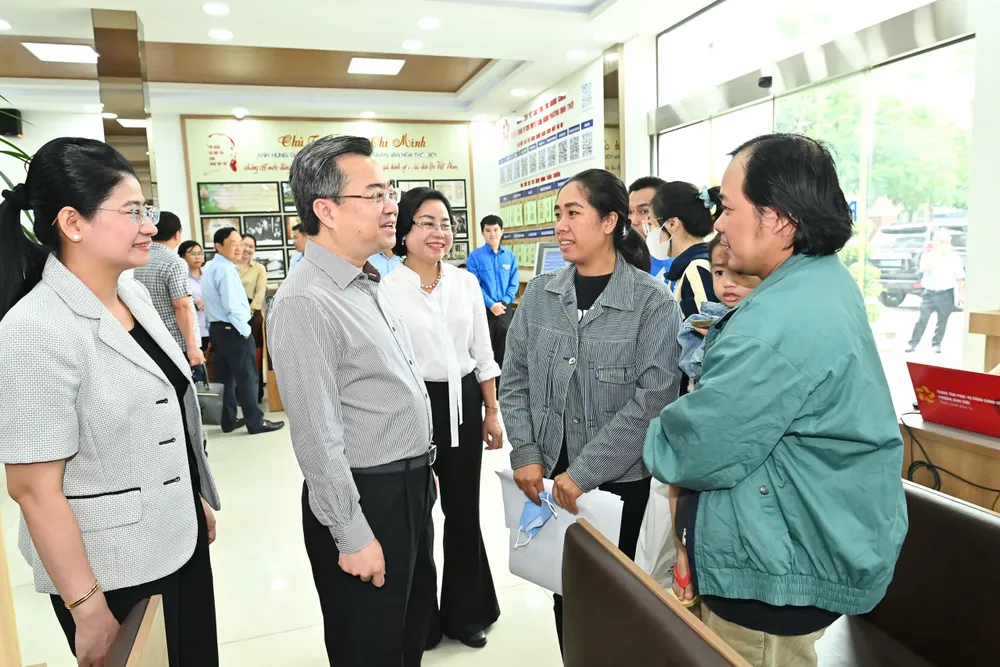 Đồng chí Nguyễn Thanh Nghị trò chuyện cùng người dân đến làm thủ tục hành chính tại Trung tâm phục vụ Hành chính công phường Bình Thới. Ảnh: VIỆT DŨNG z6793444625738_1cb7ed233a967e230f692ffee2e34ee2.jpg