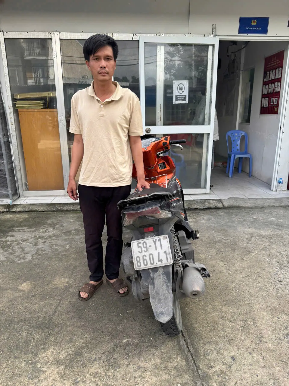 Nguyễn Thanh Hải và tang vật thu giữ. Ảnh: CA z6812971906811_2151798a3826d5dd72573f619492c5bb.jpg