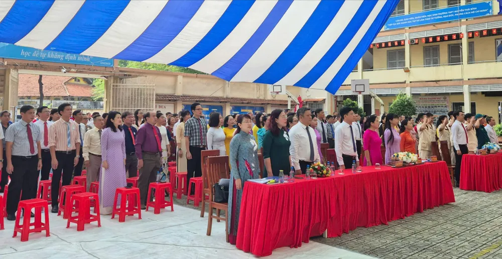 Cán bộ, công chức, đảng viên phường Tân Hòa dự lễ phát động z6814079756660_7f15f11d1a71ade4f519b0eb991663c3.jpg