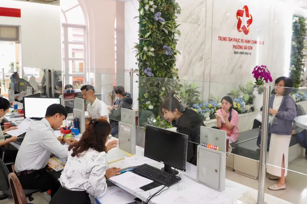 Người dân đến thực hiện hồ sơ, thủ tục tại Trung tâm phục vụ hành chính công. Ảnh: HOÀNG HÙNG z6817189188084_1b2948d88a925c5102446404c125e214.jpg