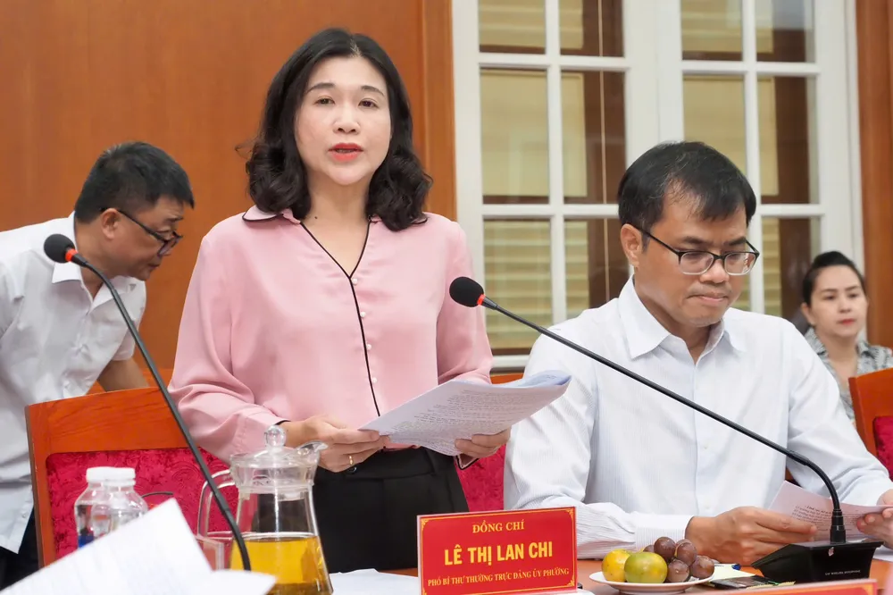 Phó Bí thư Thường trực Đảng ủy phường Sài Gòn Lê Thị Lan Chi báo cáo với đoàn khảo sát. Ảnh: HOÀNG HÙNG z6817189189719_dfe7e312b615de7d3087773bb1517543.jpg