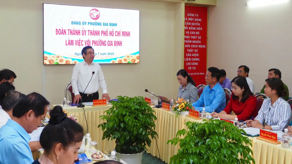 Đồng chí Nguyễn Phước Lộc làm việc với phường Gia Định chiều 18-7. Ảnh: HOÀNG HÙNG z6817344506248_1f6d9fba093f1dc8b2a83ae807e93430.jpg