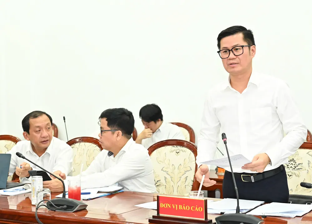 Giám đốc BHXH TPHCM Lò Quân Hiệp báo cáo tại buổi làm việc. Ảnh: VIỆT DŨNG z6825924145078_bfce87b0e4ddee6c81be27ba35b61cd0.jpg