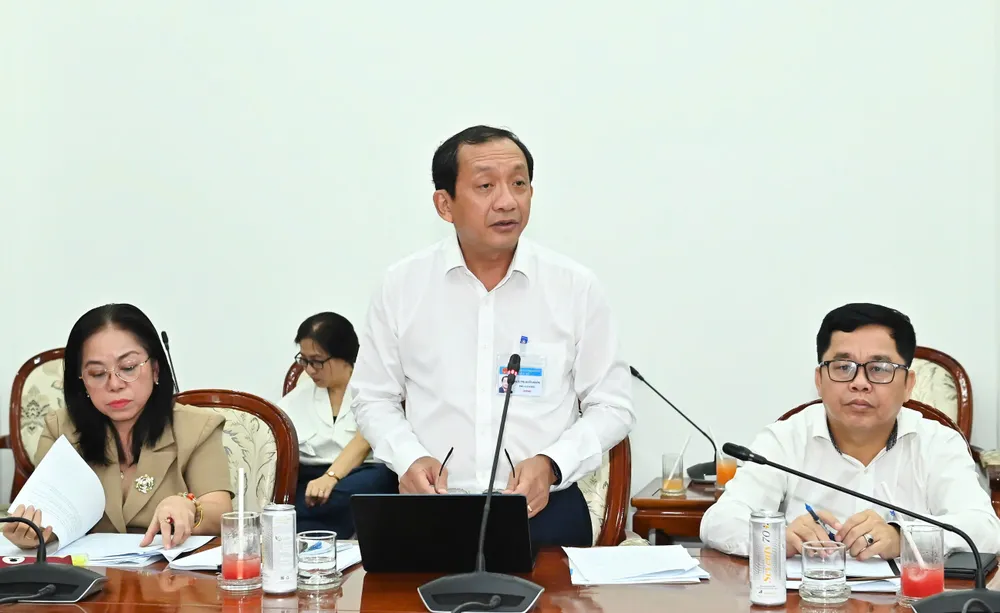 Phó Giám đốc Sở Y tế Nguyễn Anh Dũng nêu ý kiến tại buổi làm việc. Ảnh: VIỆT DŨNG z6825924150478_bd34553407b55069994051b0f7458135.jpg