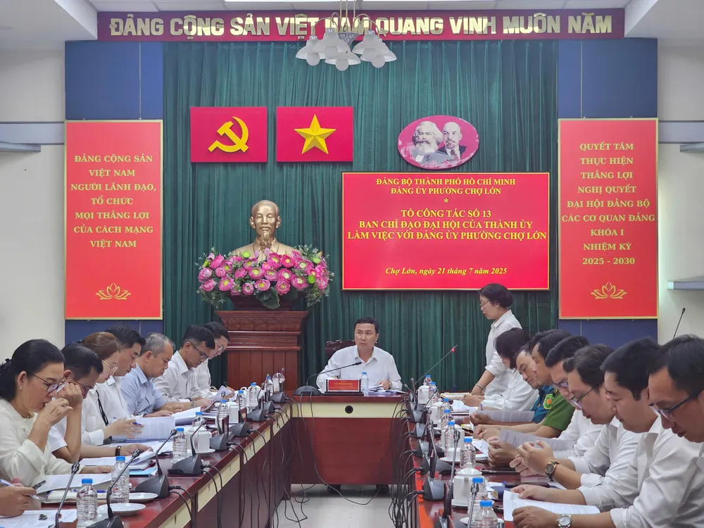 Tổ công tác nghe báo cáo tại phường Chợ Lớn z6827189356570_04032c0668039aacc5af78769aa87773.jpg