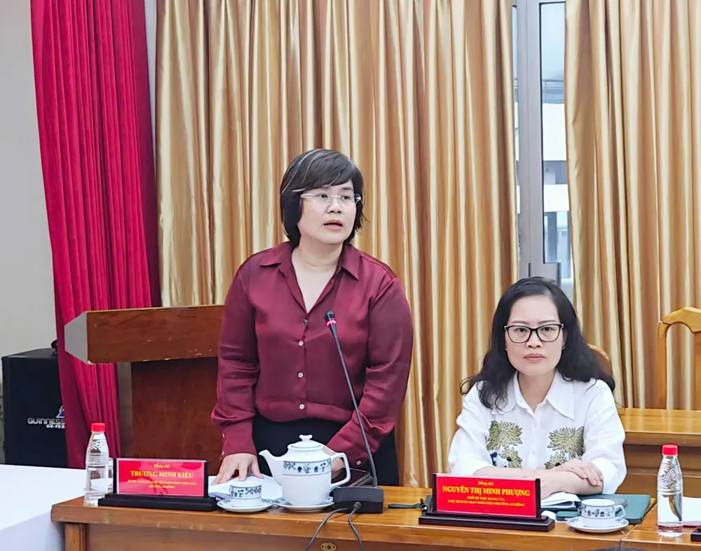 Bí thư Đảng ủy phường An Đông Trương Minh Kiều báo cáo với tổ công tác z6827195704250_b8b59949ea23fc5f13c827da43ae3b19.jpg