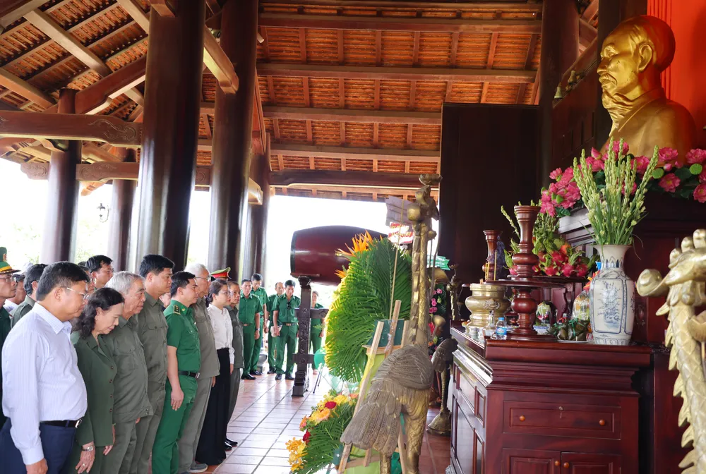 Đoàn đại biểu dâng hương tưởng niệm NHV_8293.jpg