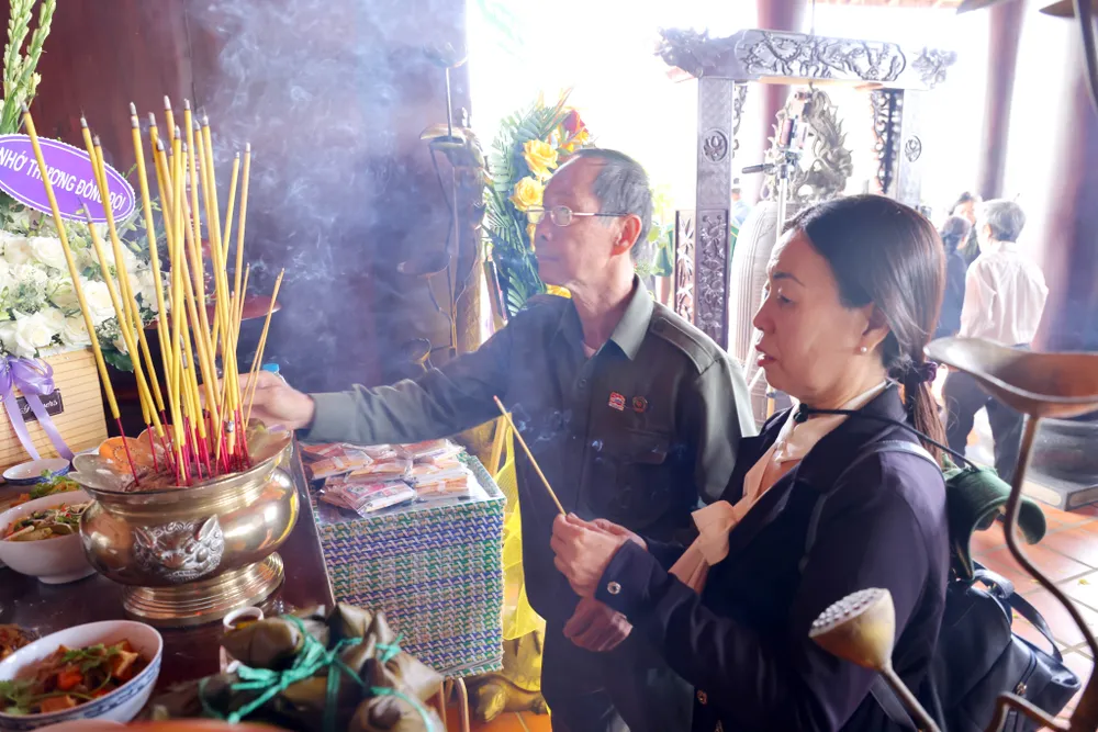 Thân nhân liệt sĩ TNXP dâng hương tưởng niệm NHV_8450.jpg