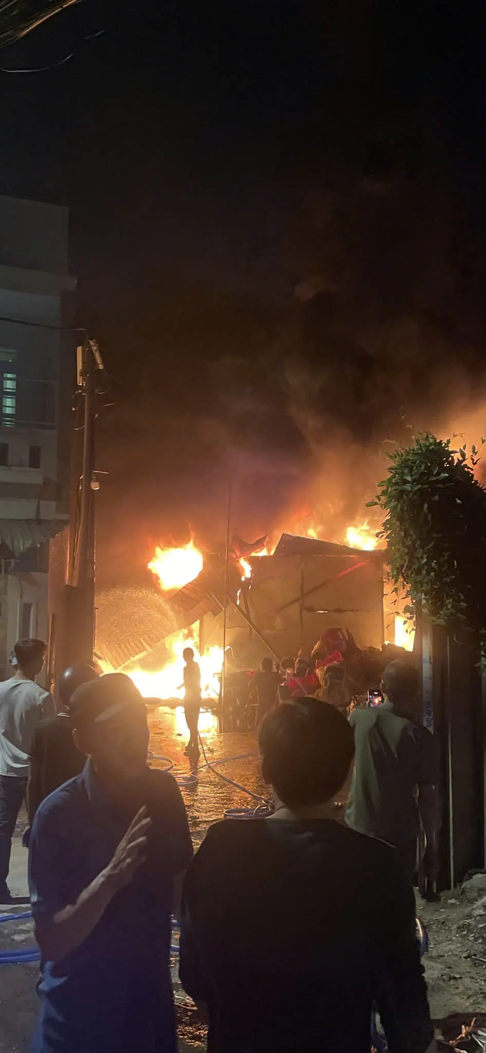 Escena del incendio. Foto: AX z6831218587980_e7c6b4186ca98f91924c738cbe624f85.jpg