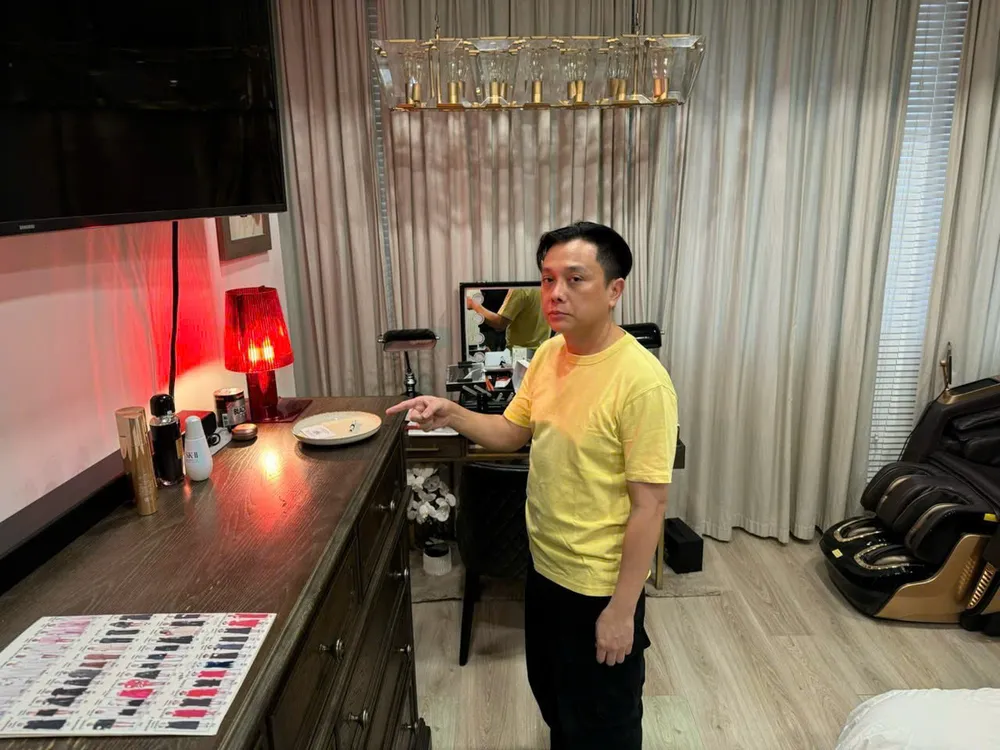 Các đối tượng và tang vật tại hiện trường. Ảnh: CA z6832978828849_43a7ecdc00e7501979f8be5d835cf45b.jpg