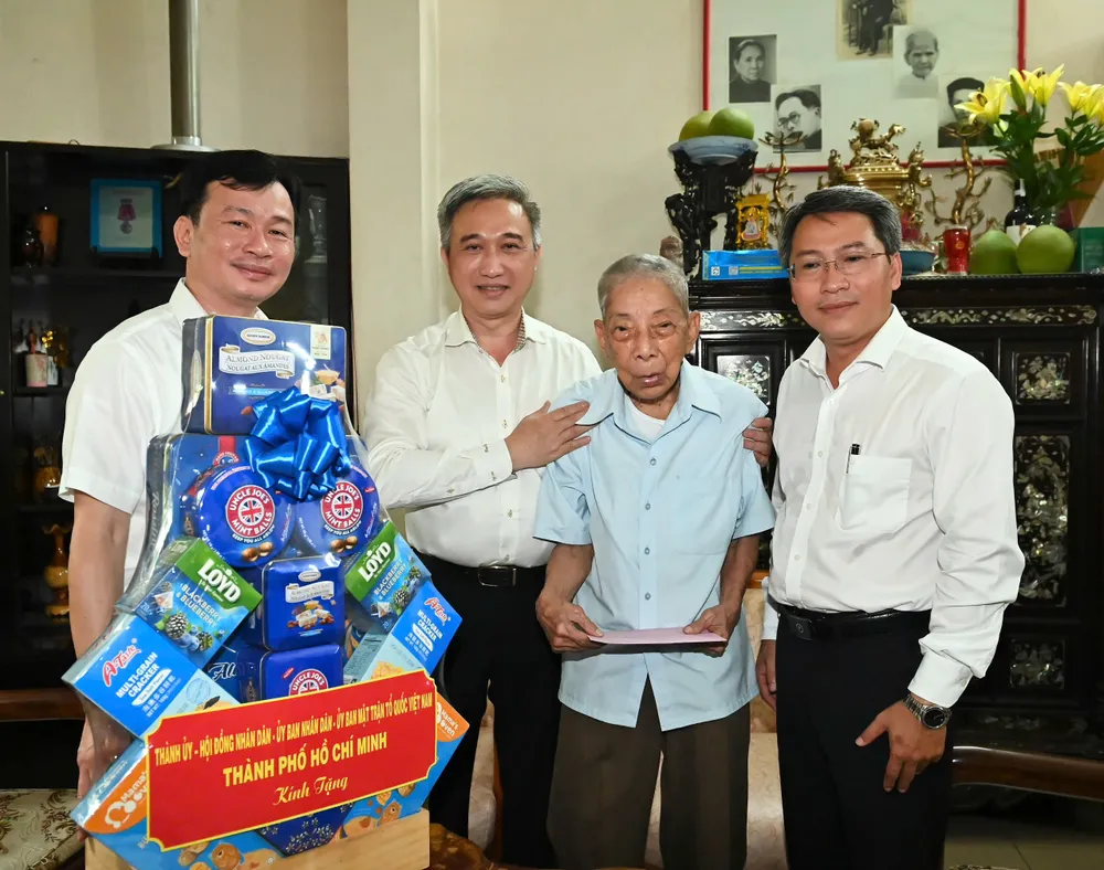Đồng chí Đặng Minh Thông trao quà của TPHCM đến ông Huỳnh Phước Hỷ. Ảnh: VIỆT DŨNG z6833756691324_9c1662b73bcb8fc4f09f027fe65811e6.jpg